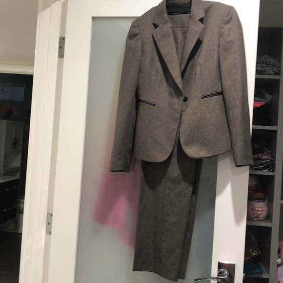 Like new Tahari Suit - Picture 3 of 5